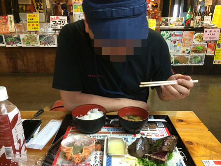 藁焼きの香りがする