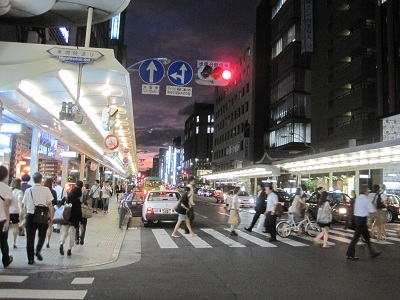 夕暮れの四条通り