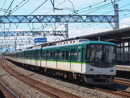 京阪9000系急行 京阪本線西三荘駅