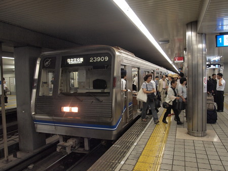 23系 四つ橋線本町駅02