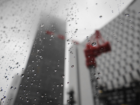 台風の影響で雨強し~~
