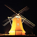 夜の牧場の風車