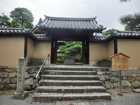 三玄院の門