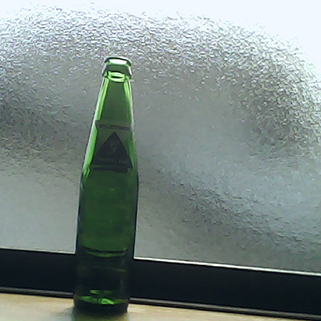 窓際の空瓶