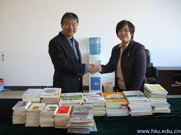 纐纈先生、図書を寄贈