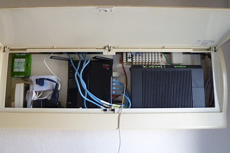 無線親機(WZR-HP-G302H) と 回線終端装置(PR-400NE)