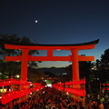 Photos: 浴衣着て転（こ）けし狐や稲荷山 Moon over the Torii gate