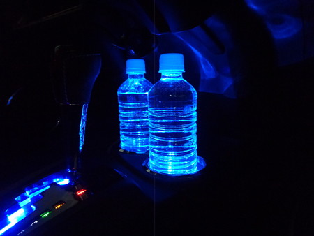 トヨタＡＱＵＡ　愛知県　ドリンクホルダーＬＥＤ取付