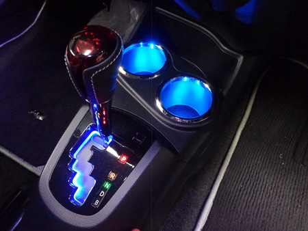 トヨタＡＱＵＡ　愛知県　ドリンクホルダーＬＥＤ取付