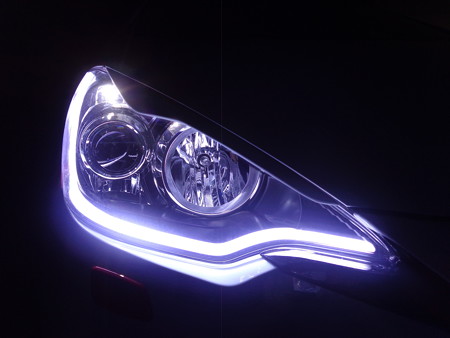 トヨタＡＱＵＡ　三重県　ＮＥＷアウディ風ＬＥＤ取付　ホワイト　スモール連動