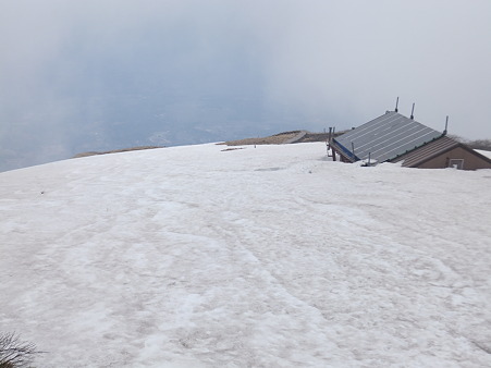 山頂の雪に埋もれた避難小屋