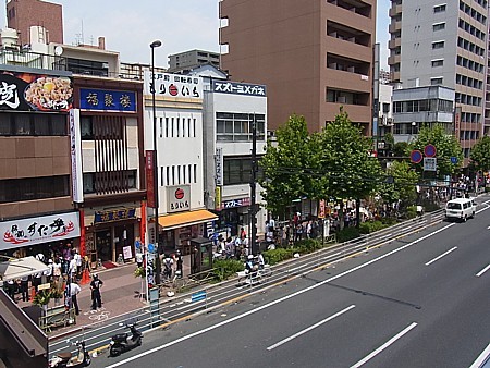 行列はざっと200人