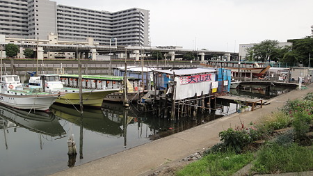 品川百景 立会川河口堤防船だまり