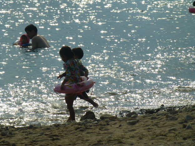 海で遊ぶ子供たち