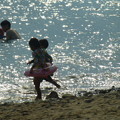Photos: 海で遊ぶ子供たち