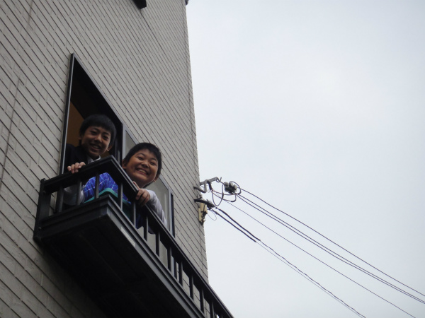 今回は留守番となる二人の息子が見送り
