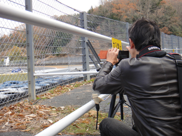プロ撮影用の穴からスマートフォンで撮影するmasaru3氏