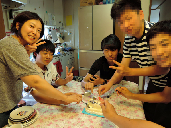 切り分けずに皆で一斉に食べました。