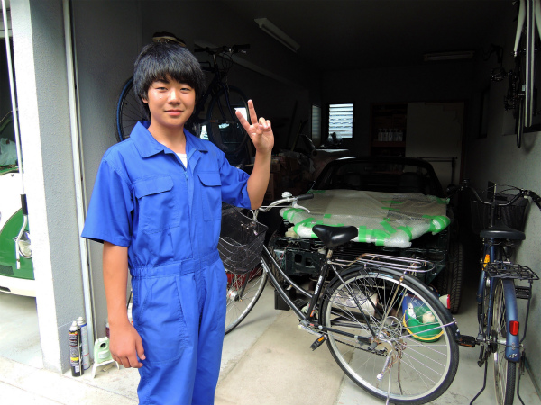 車の整備の第一歩として解体作業に関わった次男の姿