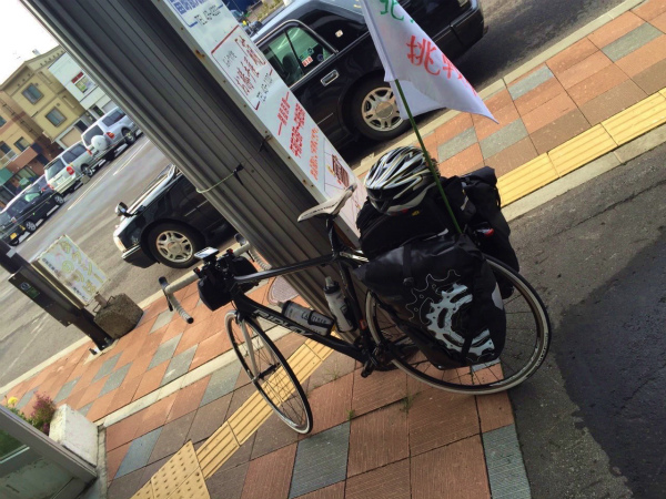 旗を写真のように掲げて北海道を自転車ツーリング