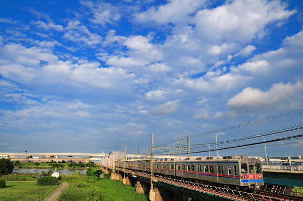 堀切橋を渡る京成電車