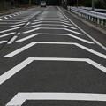 Photos: 目の錯覚「道路が凸に」